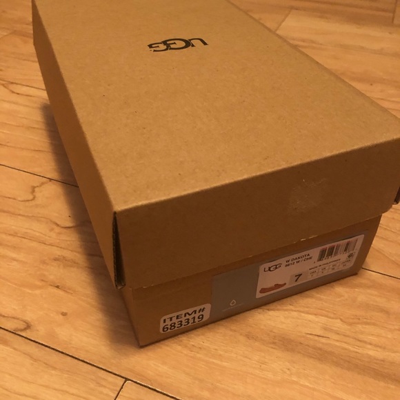 Ugg moccasins BRAND NEW - Picture 3 of 3